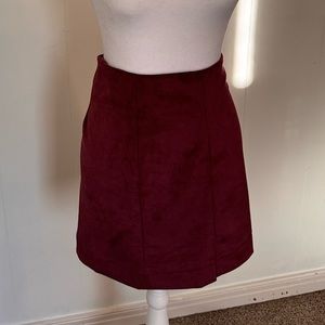 She & Sky NWT light maroon faux suede skirt with back exposed zipper. Size M.